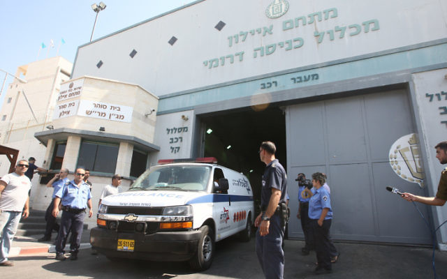 Une ambulance quitte la prison d'Ayalon à Ramle (Crédit: Yossi Aloni/Flash90) Une ambulance quitte la prison d'Ayalon à Ramle (Crédit: Yossi Aloni/Flash90)