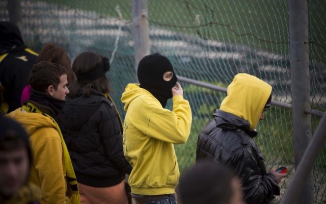 Des fans du Beitar Jerusalem à Jérusalem, le 1er février 2013. (Crédit : Yonatan Sindel / Flash90)