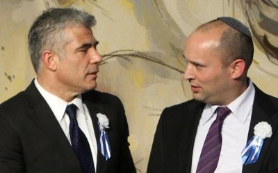 Yair Lapid (à gauche) avec Naftali Bennett (Crédit : Miriam Alster/Flash90)
