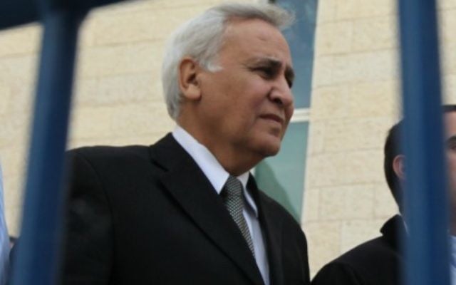 L'ancien président Moshe Katsav, après avoir été reconnu coupable de viol, quittant la Cour suprême, à Jérusalem, le 10 novembre 2011. (Crédit : Nati Shohat/ Flash90)