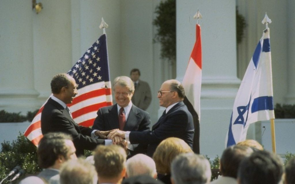 Le Premier ministre Menachem Begin, le président Jimmy Carter et le président Anwar Sadat après la signature du Traité de paix israélo-égyptien en mars 1979. (Crédit: GPO/Tal Shabtai)
