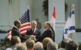 Le Premier ministre Menachem Begin, le président Jimmy Carter et le président Anwar Sadat après la signature du Traité de paix israélo-égyptien en mars 1979. (Crédit: GPO/Tal Shabtai)