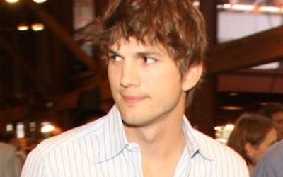 Ashton Kutcher en 2006 (Crédit : CC BY, by Howcheng, Wikimedia Commons)