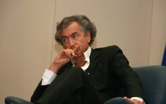 Bernard-Henri Levy à l'université de Tel Aviv en 2011 (Crédit : CC BY-SA Itzike, Wikipedia)