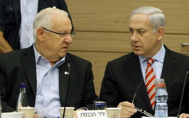 Reuven Rivlin et Benjamin Netanyahu à la Knesset en 2011 (Crédit : Miriam Alster/Flash90)