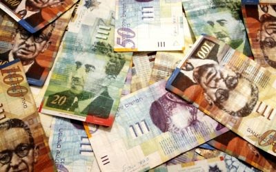 Illustration de shekels (Crédit : Abed Rahim Khatib/Flash 90)
