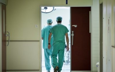 Médecins se rendant aux urgences, le 31 octobre 2012. Photo d'illustration (Crédit : Moshe Shai/Flash90)