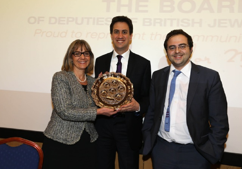 Labor leader David Miliband, flanked by Board of Deputies Vice President Laura Marks and Jewish News editor Richard Ferrer, shows off a seder plate he received at Thursday's Q&A. (Courtesy of Marc Morris)