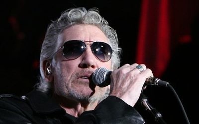 Roger Waters performs in BarcelRoger Waters à Barcelone en 2011 (Crédit : Wikipedia Commons/Alterna2)ona in 2011 (photo credit: Wikipedia Commons/Alterna2)