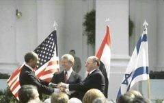 Le Premier ministre Menachem Begin, le président Jimmy Carter et le président Anwar Sadat lors de la signature des accords de pays entre l'Egypte et Israël, en mars 1979 (photo credit: GPO/Tal Shabtai).