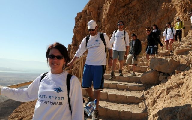 Des participants au programme Taglit visitent Massada. (Crédit : Taglit-Birthright/JTA)