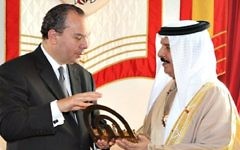 Le rabbin Marc Schneier avec le roi Hamad au palais de la Couronne de Bahreïn, en décembre 2011. (Crédit : Walter Ruby/Foundation for Ethnic Understanding)