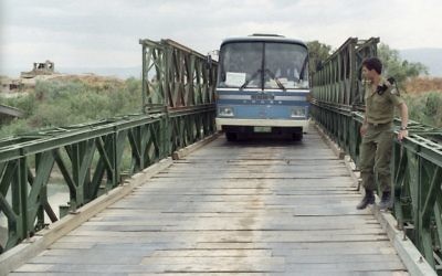 Illustration : Le pont Allenby (également connu sous le nom de pont du roi Hussein), un important point de passage terrestre entre Israël et la Jordanie. (Flash90)