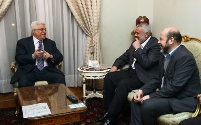 Mahmoud Abbas, à gauche, et Ismael Haniyeh, au centre, pendant une rencontre entre le Fatah et le Hamas au Caire, le 23 février 2012. (Crédit : Mohammed Al-Hums/Flash90)