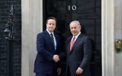 Le Premier ministre Benjamin Netanyahu avec le Premier ministre britannique David Cameron à Londres 17 avril 2013 (Crédit photo: Amos Ben Gershom / GPO / Flash90)