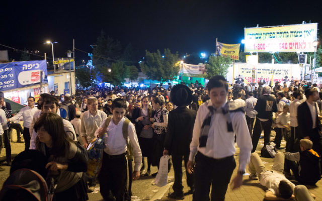 Des centaines de milliers de personnes participent chaque année aux célébrations de Lag Baomer sur le mont Meron. (Crédit photo: Sarah Schuman / Flash90) Des centaines de milliers de personnes participent chaque année aux célébrations de Lag Baomer sur le mont Meron. (Crédit photo: Sarah Schuman / Flash90)