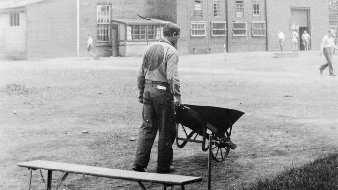 Photographie d'un détenu en uniforme de camp, prise par un autre prisonnier Marcell Seidler, au Camp N à Sherbrooke, Québec, vers 1940-1942. Marcell Seidler a secrètement documenté la vie du camp en utilisant un appareil photo à sténopé fait à la main. (Crédit : Marcell Seidler/Courtesy Eric Koch/Library and Archives Canada)