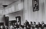 David Ben Gurion, entouré des membres du gouvernement provisoire, proclamant la Déclaration d'Indépendance, dans le hall du Musée de Tel Aviv, le 14 mai 1948. (Crédit : Bureau de presse du gouvernement israélien)