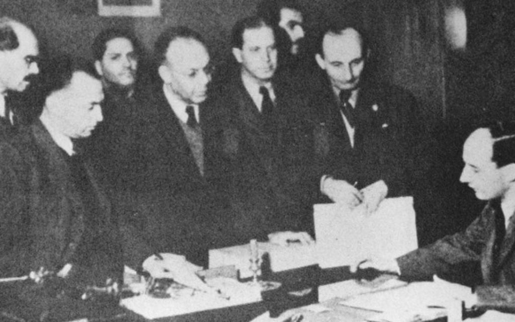 Raoul Wallenberg, à droite, avec des juifs à l'ambassade de Suède à Budapest, date non précisée. (Crédit : autorisation de Yad Vashem) Raoul Wallenberg, à droite, avec des juifs à l'ambassade de Suède à Budapest, date non précisée. (Crédit : autorisation de Yad Vashem)