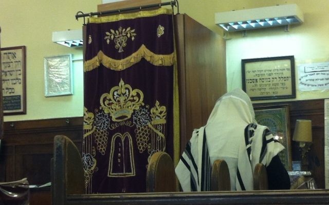 Un homme prie dans une synagogue. Illustration. (Crédit : Aaron Kalman) Un homme prie dans une synagogue. Illustration. (Crédit : Aaron Kalman)