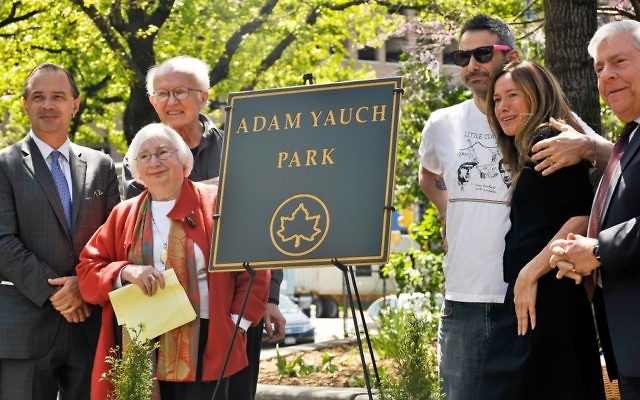 Noel et Frances Yauch, et l'ancien membre des Beastie Boys Adam Horovitz et son épouse Rachael, avec des responsables de la ville de New York et de Brooklyn au moment de l'inauguration du parc Adam Yauch, le 3 mai 2013. (Crédit : Daniel Zuchnik/Getty/via JTA) Noel et Frances Yauch, et l'ancien membre des Beastie Boys Adam Horovitz et son épouse Rachael, avec des responsables de la ville de New York et de Brooklyn au moment de l'inauguration du parc Adam Yauch, le 3 mai 2013. (Crédit : Daniel Zuchnik/Getty/via JTA)