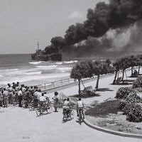 L'Altalena est en flammes après avoir été la cible d'un tir de canon, au large de Tel Aviv, le 22 juin 1948. (Crédit : GPO)