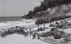 L'Altalena est en flammes après avoir été la cible d'un tir de canon, au large de Tel Aviv, le 22 juin 1948. (Crédit : GPO)
