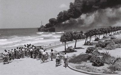 L'Altalena est en flammes après avoir été la cible d'un tir de canon, au large de Tel Aviv, le 22 juin 1948. (Crédit : GPO)