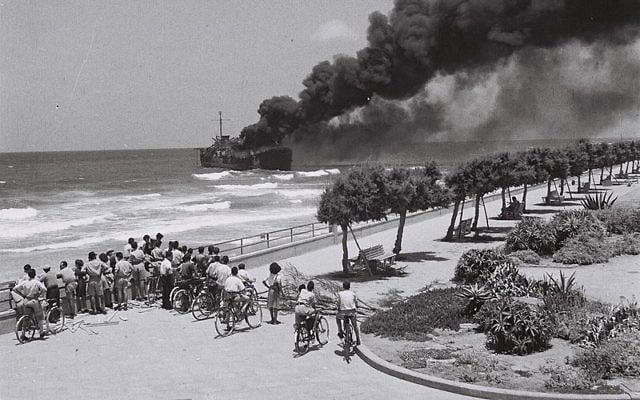 L'Altalena est en flammes après avoir été la cible d'un tir de canon, au large de Tel Aviv, le 22 juin 1948. (Crédit : GPO)