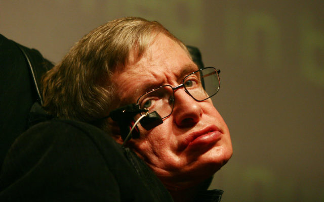 Le scientifique britannique Stephen Hawking lors d'une conférence donnée à des élèves israéliens au musée de la Science Bloomfield à Jérusalem le 10 décembre 2006 (Crédit : : Orel Cohen/Flash90) Le scientifique britannique Stephen Hawking lors d'une conférence donnée à des élèves israéliens au musée de la Science Bloomfield à Jérusalem le 10 décembre 2006 (Crédit : : Orel Cohen/Flash90)