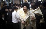 Illustration : Les hassidim Gerer portent des rouleaux de Torah en dansant lors des célébrations de Simhat Torah à Jérusalem, le 21 octobre 2019. (Crédit : Yonatan Sindel/Flash90)