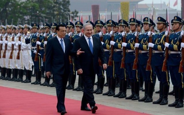 Le Premier ministre chinois Li Keqiang et le Premier ministre Benjamin Netanyahu examinent la garde d'honneur au Palais de l'Assemblée du Peuple le 8 mai 2013 (Crédit : Avi Ohayon / GPO / FLASH90) Le Premier ministre chinois Li Keqiang et le Premier ministre Benjamin Netanyahu examinent la garde d'honneur au Palais de l'Assemblée du Peuple le 8 mai 2013 (Crédit : Avi Ohayon / GPO / FLASH90)