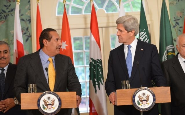 John Kerry, et Sheikh Hamad bin Jassim bin Jabr Al-Thani (Crédit : US State Department/JTA)