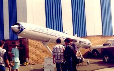 Un missile Yakhont exposé à un salon de l'aéronautique russe en 1997. (Crédit : JNO/CC BY-SA/Wikimedia Commons)