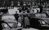 La première pierre de l'usine de Wolfsburg, siège de Volkswagen, fut posée en 1938 par Adolf Hitler (Crédit : domaine public)