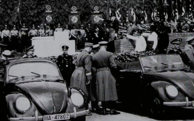 La première pierre de l'usine de Wolfsburg, siège de Volkswagen, fut posée en 1938 par Adolf Hitler (Crédit : domaine public)