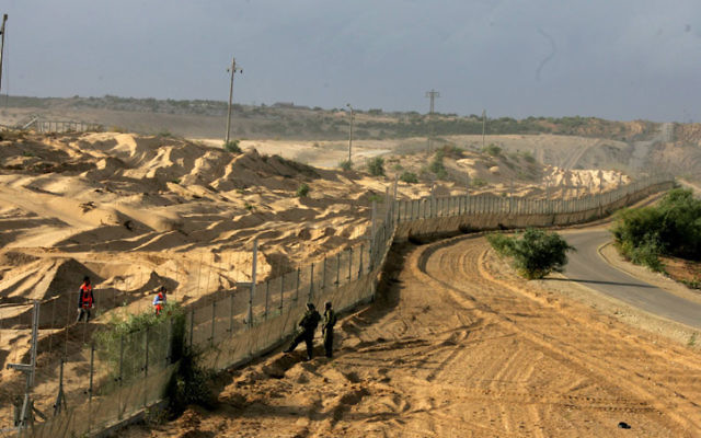 La frontière avec Gaza, à Netiv HaAsara. (Crédit : Edi Israel/Flash 90)