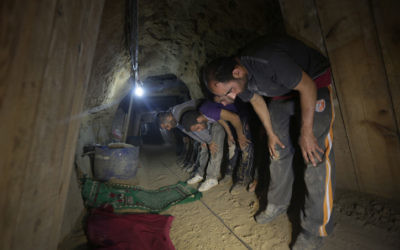 Des Palestiniens prient dans un tunnel de contrebande à Rafah, à la frontière entre l'Egypte et Gaza, en avril 2013. Illustration. (Crédit : Wissam Nassar/Flash90)