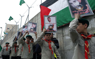 Les enfants d'une école palestinienne dans une procession organisée par le Hamas en solidarité avec les prisonniers détenus en Israël, au camp de réfugiés de Shuafat, en avril 2013. (Crédit : Sliman Khader/Flash90)