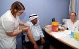 Un résident d'un village bédouin à Rahat reçoit un vaccin contre la polio en  2013 (Crédit : Flash90)