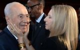 Shimon Peres, alors président, avec la chanteuse Barbra Streisand au 90e anniversaire de Peres, le 19 juin 2013. (Crédit : Kobi Gideon/GPO/Flash90)