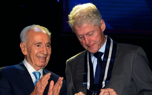 Shimon Peres et Bill Clinton en juin 2013 (photo credit: Moshe Milner/GPO/Flash90)