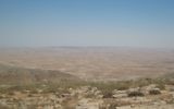 Le village palestinien de Jinba, au premier plan, près de la frontière de la zone de tir 918, avec la ville méridionale d'Arad à l'horizon. (Crédit : Ilan Ben Zion/Times of Israel staff)