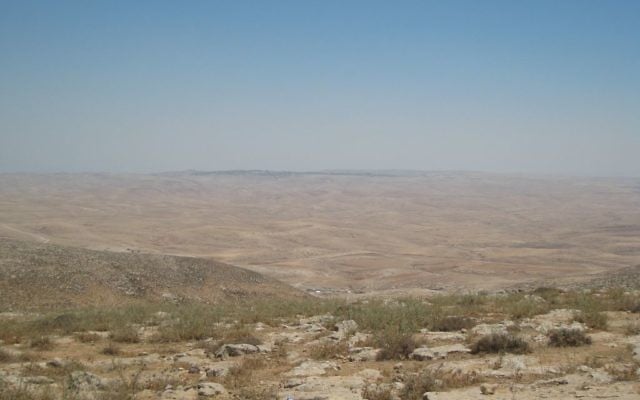 Le village palestinien de Jinba, au premier plan, près de la frontière de la zone de tir 918, avec la ville méridionale d'Arad à l'horizon. (Crédit : Ilan Ben Zion/Times of Israel staff) Le village palestinien de Jinba, au premier plan, près de la frontière de la zone de tir 918, avec la ville méridionale d'Arad à l'horizon. (Crédit : Ilan Ben Zion/Times of Israel staff)