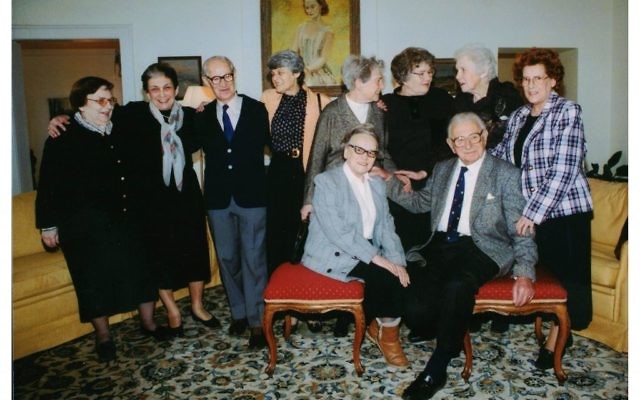Sir Nicholas Winton accompagné de quelques enfants sauvés (Crédit : Menemsha Films)