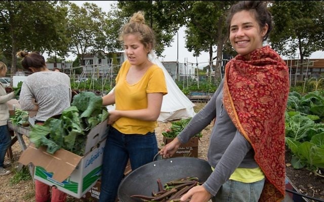 Illustration : Hope Kamer (à gauche), une membre de Urban Adamah, et Rae Graber, directrice d'une ferme, avec des produits cueillis. (Avec l'aimable autorisation de Urban Adamah)