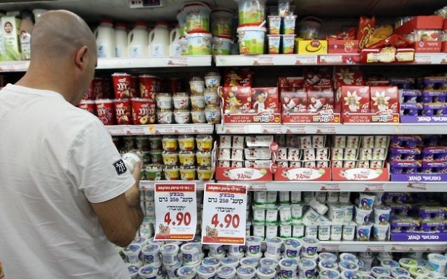 Illustration d'un homme faisant ses courses au supermarché (Crédit : Nati Shohat/Flash90)