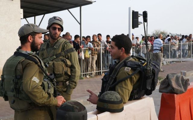 Des soldats israéliens stationnés à un barrage militaire (Crédit : Issam Rimawi/Flash90)