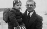 Le jeune Nicholas Winton pose avec une enfant sauvée. (Crédit : Menemsha Films)