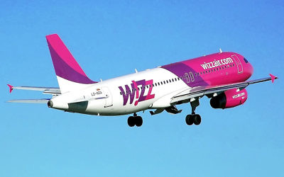 Un avion rose et mauve de la compagnie hongroise Wizz Air. (Crédit : Wizz Air)